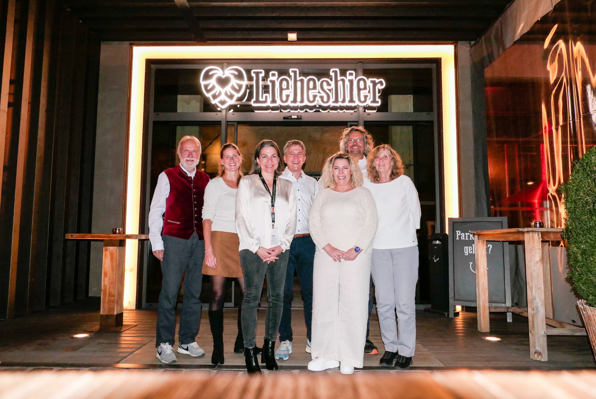 Das neue Präsidium des Verbandes: Von Links: Dr. Wolfgang Stempfl, Nicola Buchner (Geschäftsführerin), Martina Trottmann, Klaus Artmann, Sabine Gamper, Jens Zimmermann und Christine Stempfl (Mitgliederverwaltung). Nicht auf dem Bild: Dr. Markus Fohr.
