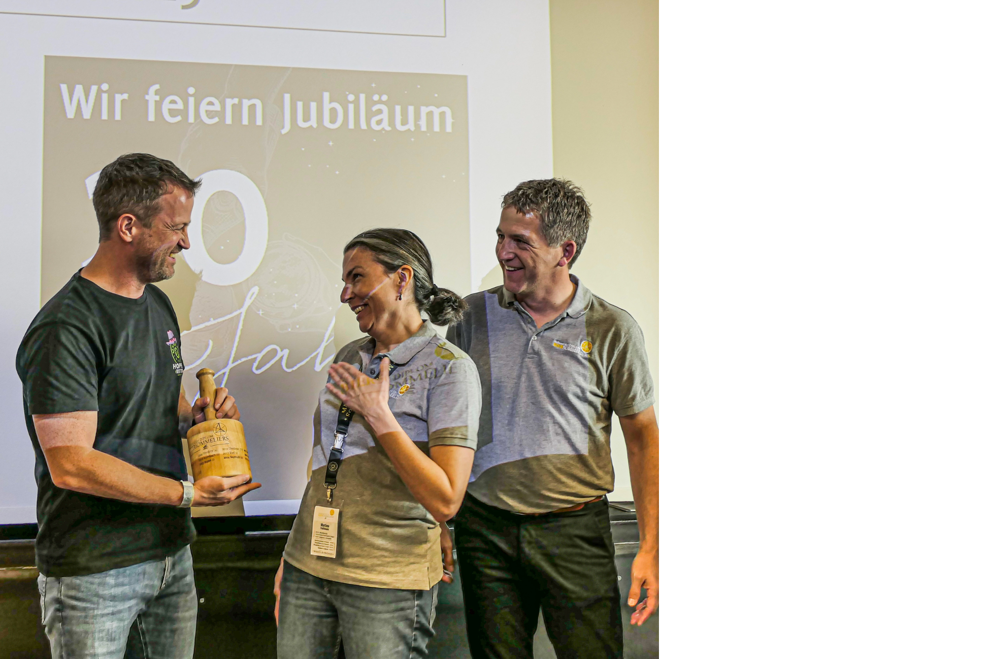 Micheal König übergibt den Staffelstab an Martina Trottmann, Organisatorin der JHV im Jubiläums-Jahr 2025