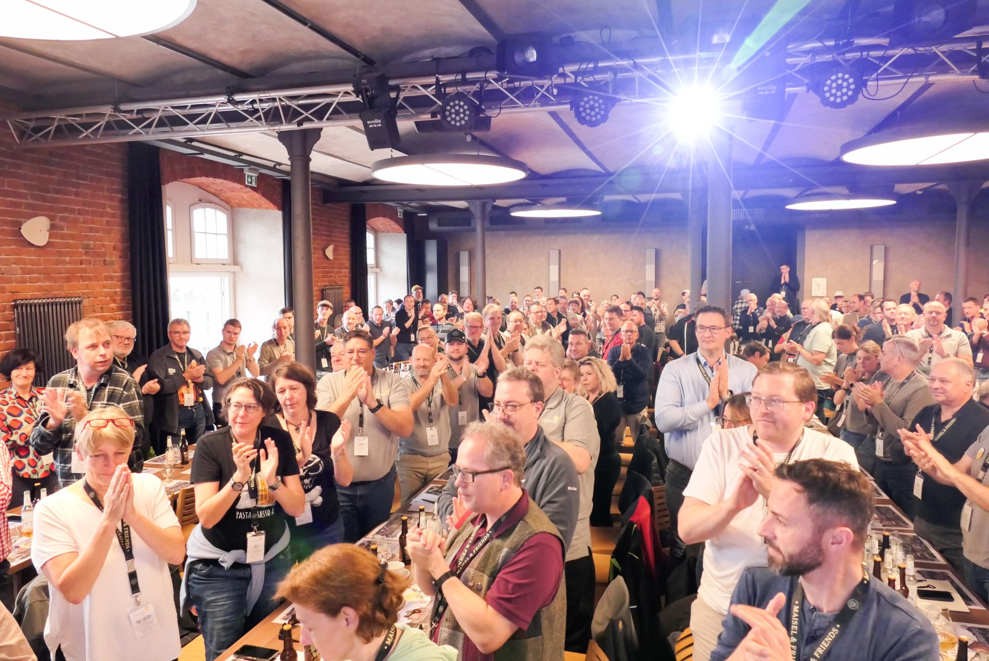 Standing Ovations für Christoph Kämpf, der 12 Jahre Präsident des Verbandes war